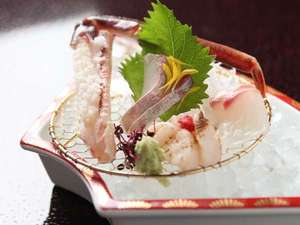 美味しい身がたっぷり。活松葉蟹刺し！