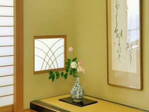館内各所に飾られた活け花もまた心を和ませます