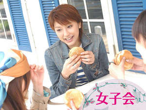 ≪女子会イメージ≫仲良し3人そろって温泉へ！
