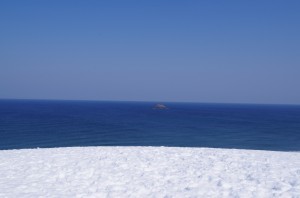 海と島と雪