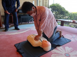 真剣なまなざしで